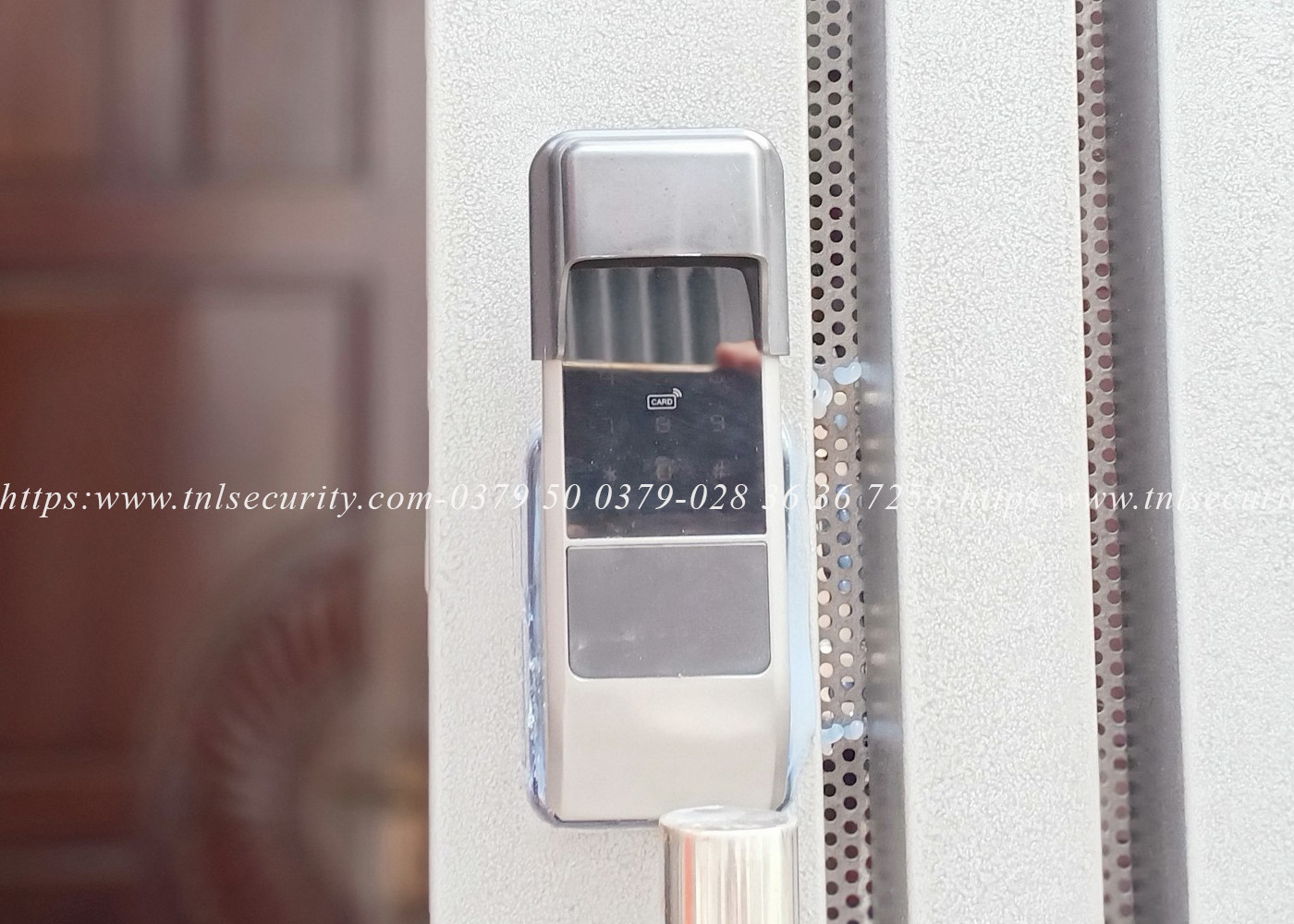 Lap-dat-khoa-van-tay-hai-chieu-dung-pin-cho-cua-sat-tai-Tan-Son